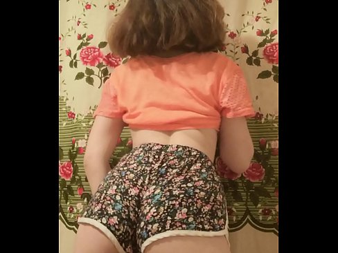❤️ 性感的年轻宝贝在镜头前脱下她的短裤 ❤ Super sex